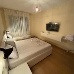I&s 1 Apartment *